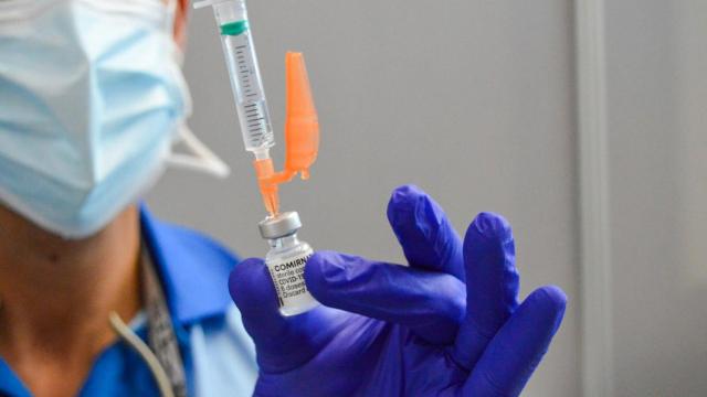 Un enfermero en el vacunódromo del FCYMA hace unas semanas.