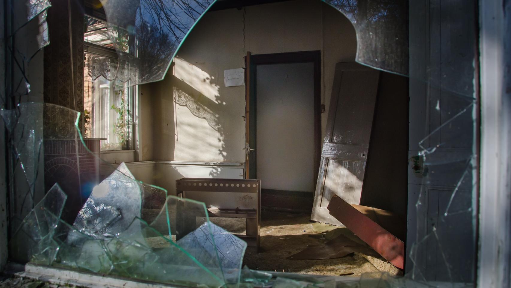 Una casa antigua con los cristales rotos