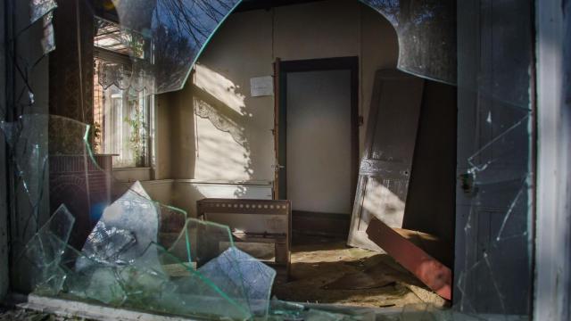Una casa antigua con los cristales rotos
