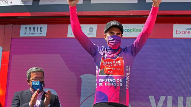 Mikel Landa celebra su victoria en la general de la Vuelta a Burgos