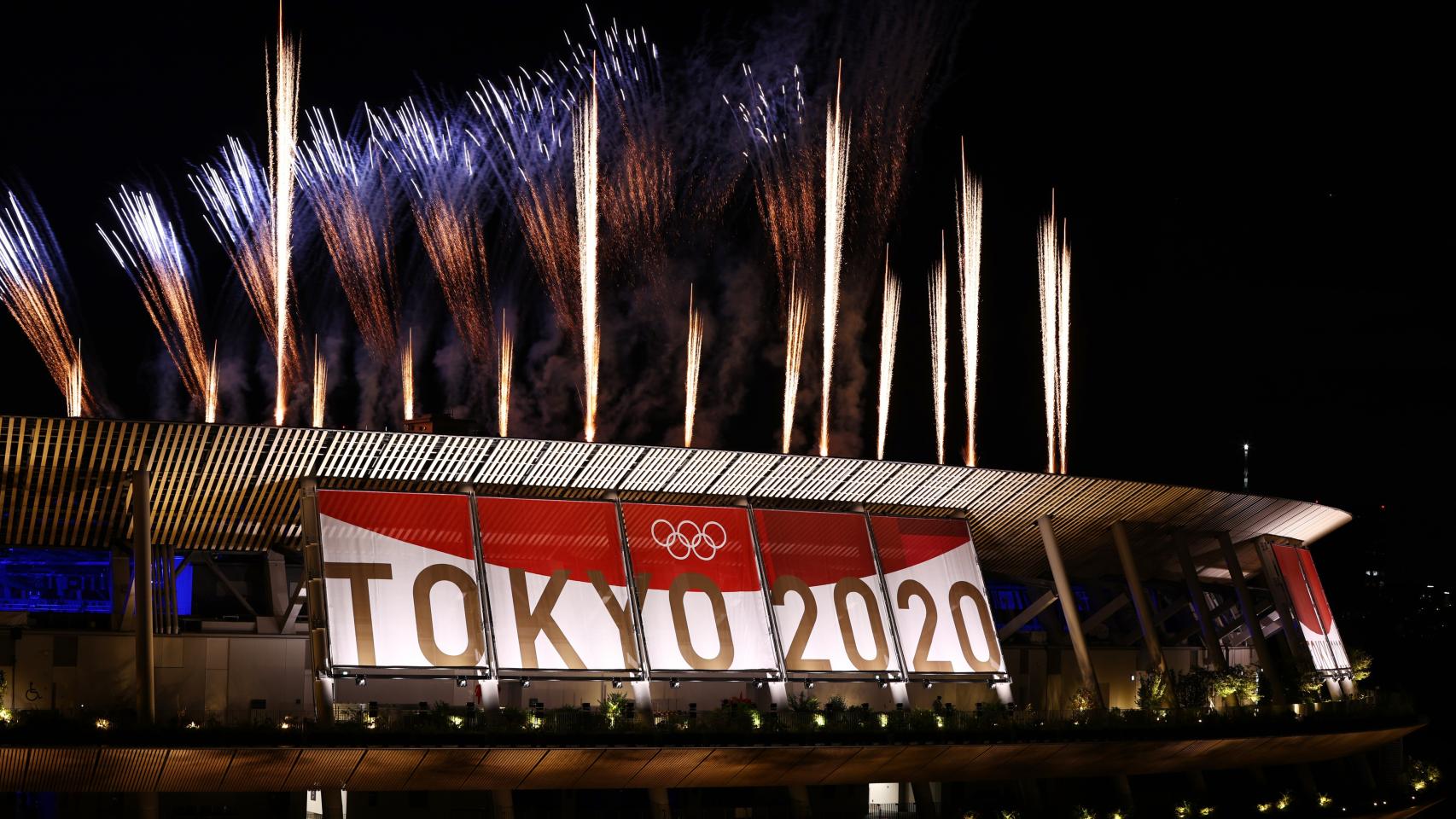El espectáculo pirotécnico de Tokio 2020 visto de lejos