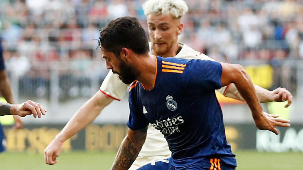 Isco entre dos rivales durante el Real Madrid - Milan