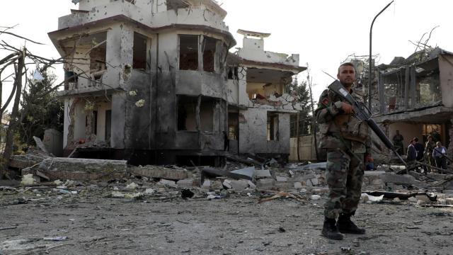 Un soldado del ejército de Afganistán mantiene la guardia en el lugar donde explotó un coche bomba en Kabul.