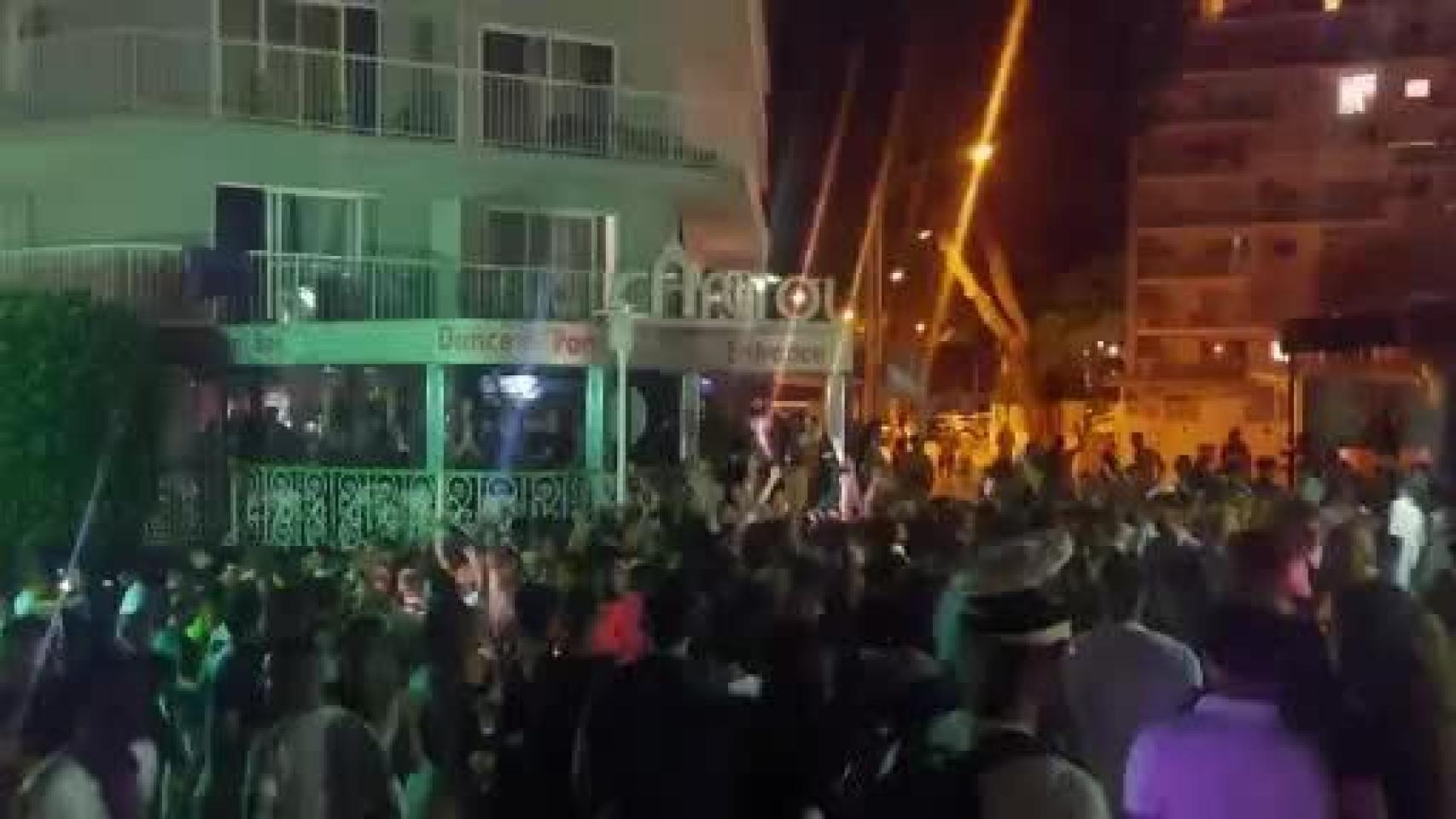 Imagen de los cientos de turistas que coincidieron en Magaluf este sábado.