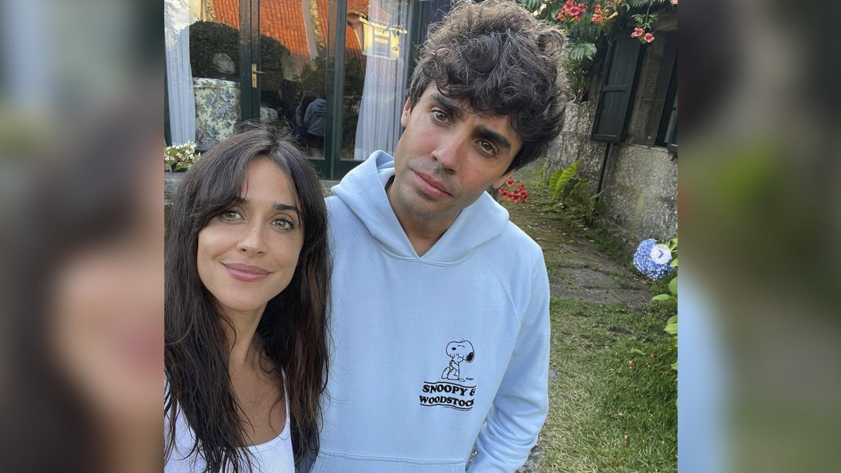 Javier Ambrossi y Macarena García posando juntos en Canido