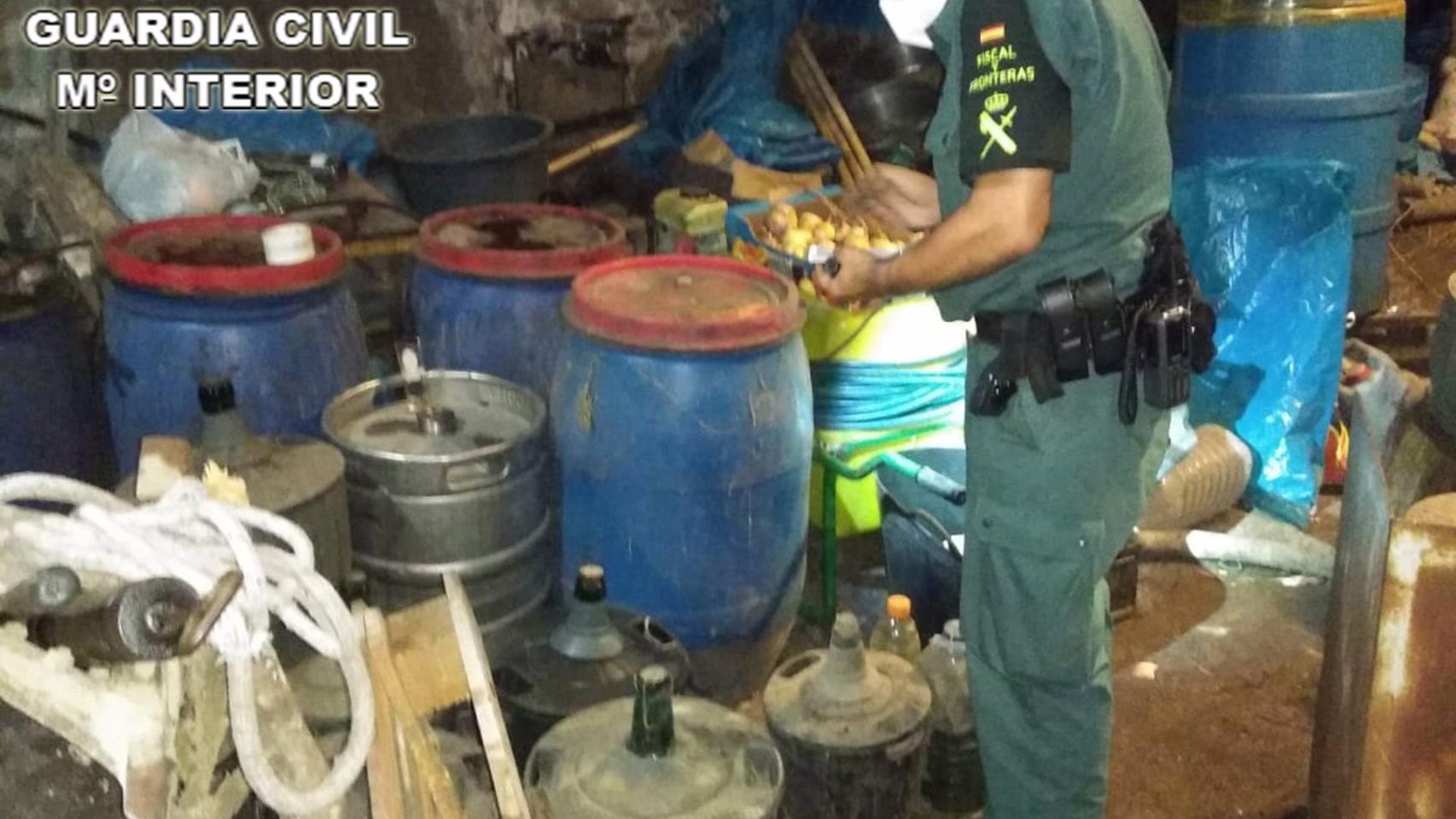 Galpón donde encontraron el alcohol ilegal.