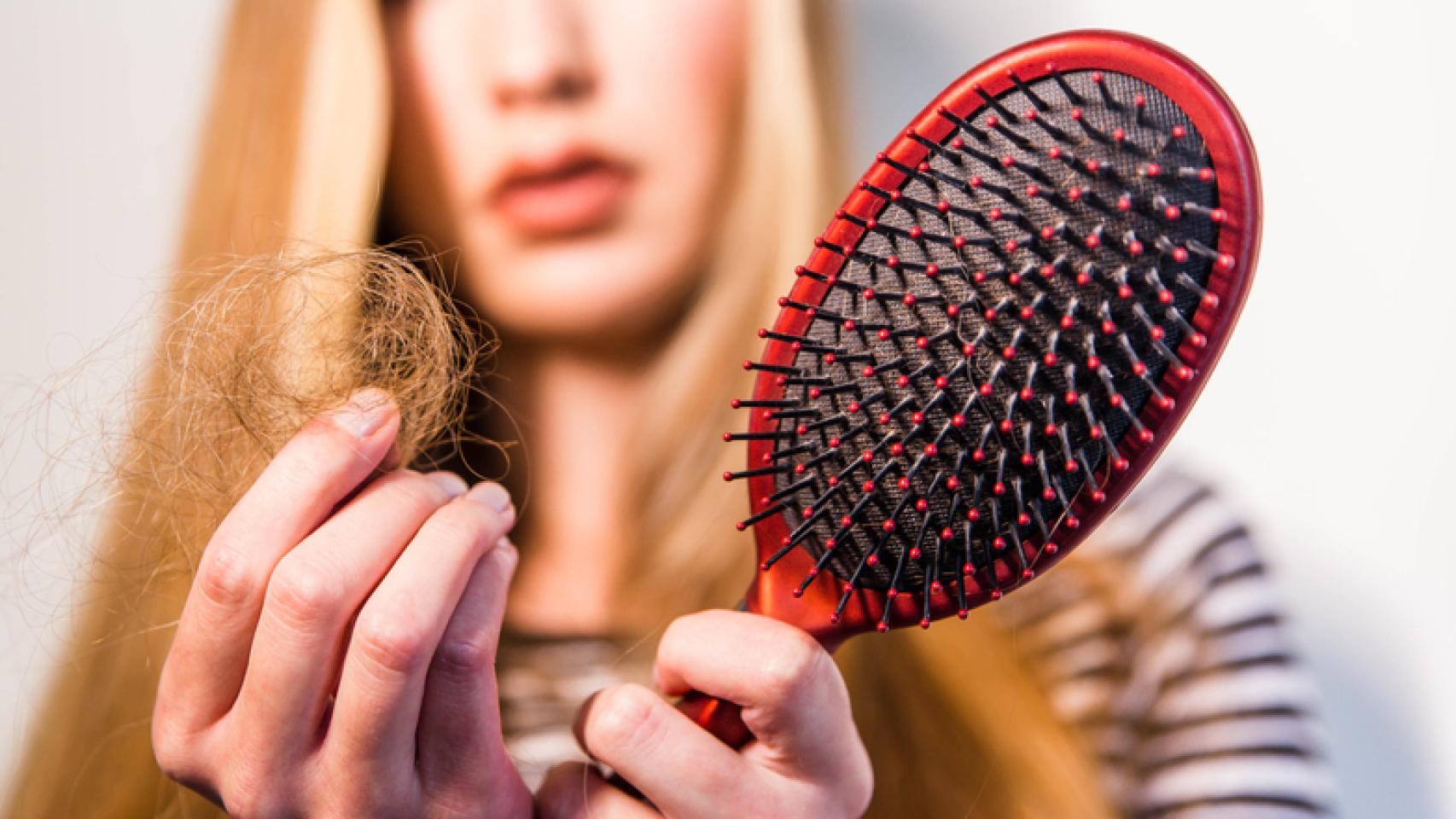 La caída de pelo puede ser uno de los síntomas de falta de vitaminas.