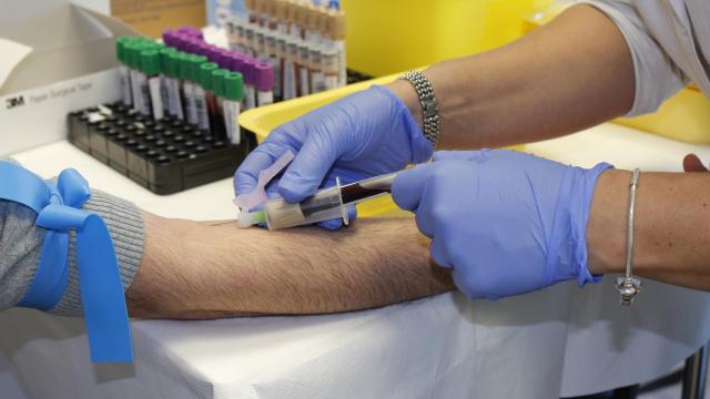 Una enfermera saca sangre a un paciente.