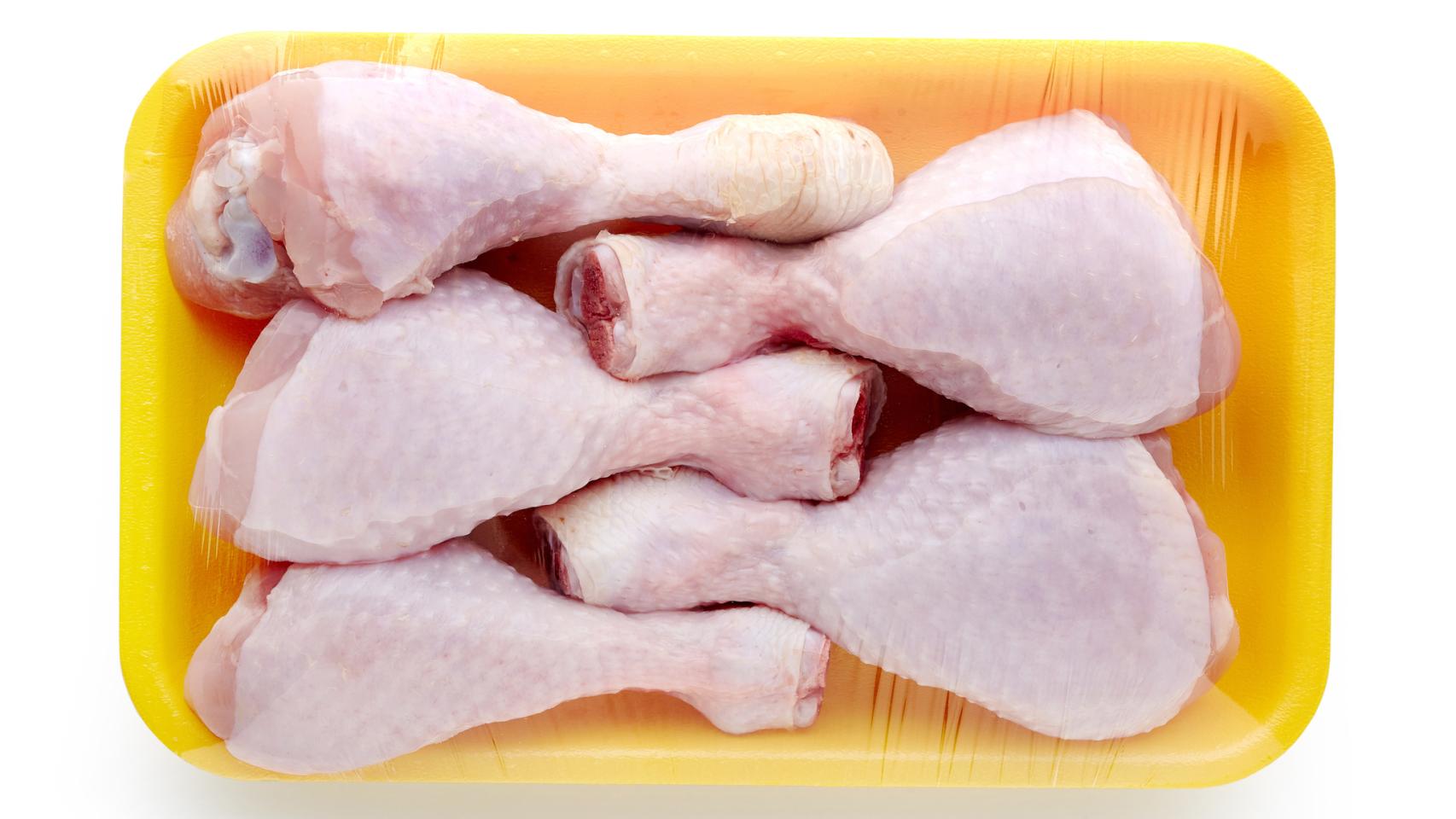 Unas alitas de pollo envasadas.