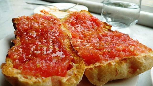Unas tostadas con aceite y tomate.