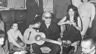 Vinicius de Moraes en el centro con la guitarra.