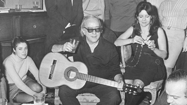 Vinicius de Moraes amenizando una fiesta.