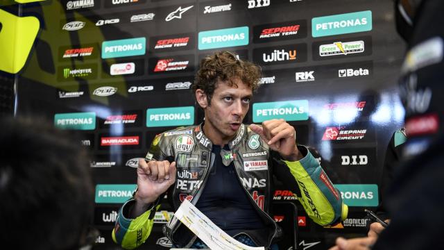 Valentino Rossi en el box de Petronas en el Gran Premio de Estiria de MotoGP