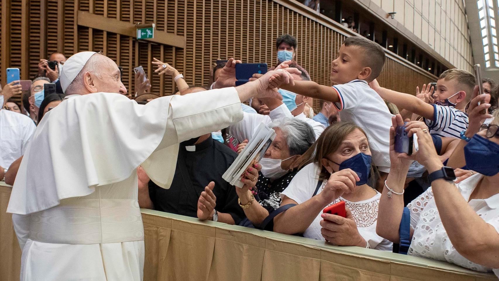 El Papa Francisco asiste a una audiencia general en la Sala Pablo VI.