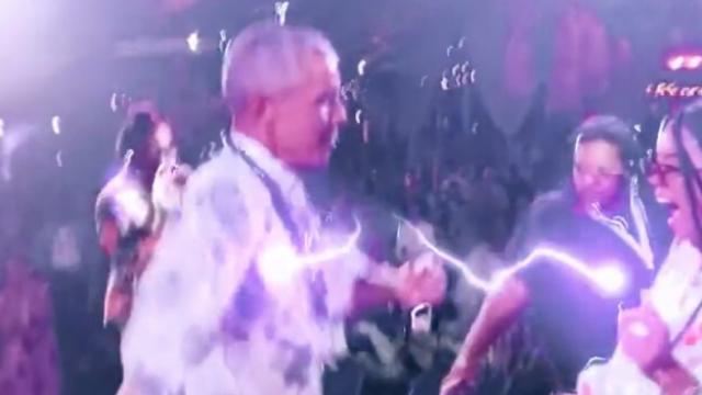 Barack Obama bailando en la fiesta por su 60 cumpleaños.