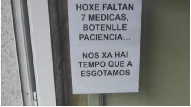 El cartel en el centro de salud de Ribeira.