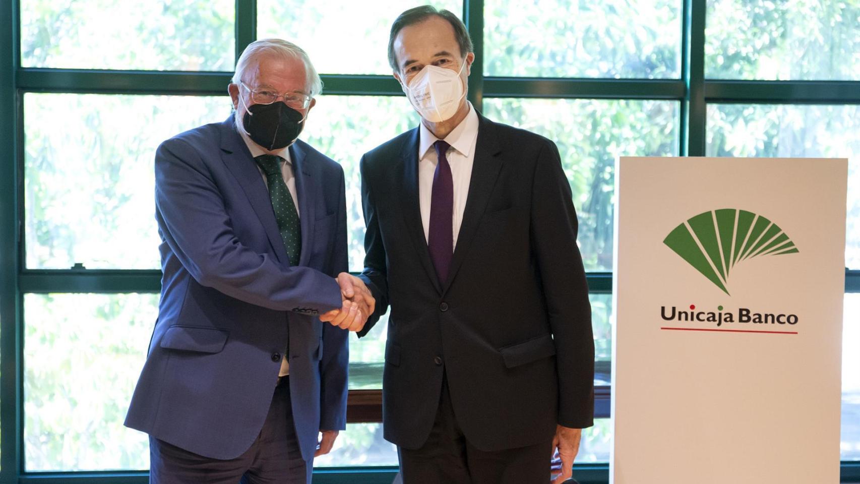 El presidente de Unicaja Banco, Manuel Azuaga , y el nuevo consejero delegado de la entidad, Manuel Menéndez