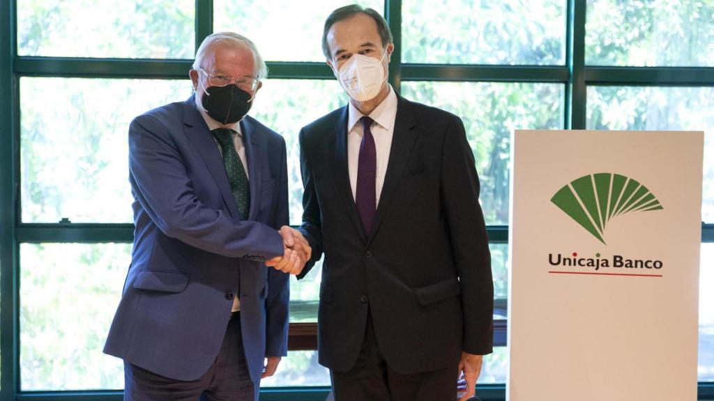 El presidente de Unicaja Banco, Manuel Azuaga , y el consejero delegado, Manuel Menéndez