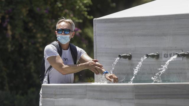 Un hombre trata de refrescarse del calor.