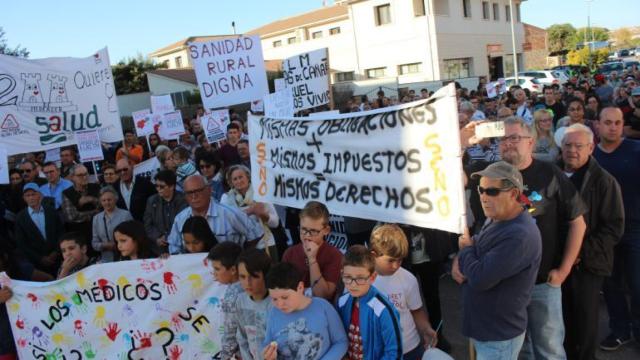 Manifestación en protesta por la falta de médicos en los pueblos.