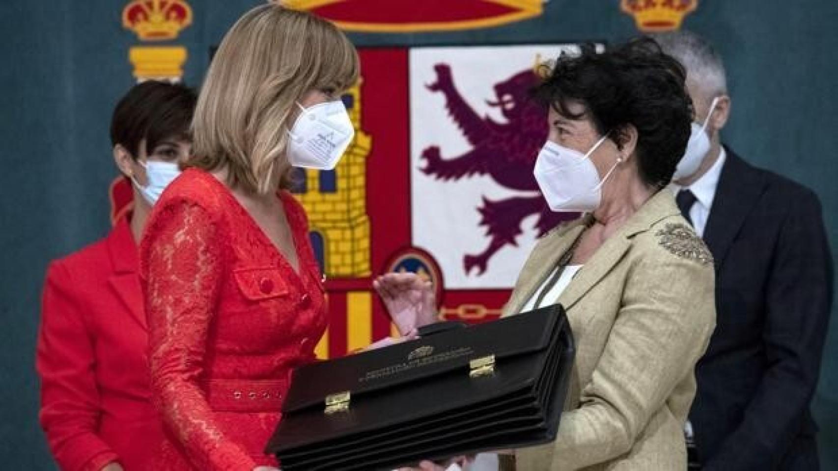 Celaá entrega su cartera de ministra a Pilar Alegría.