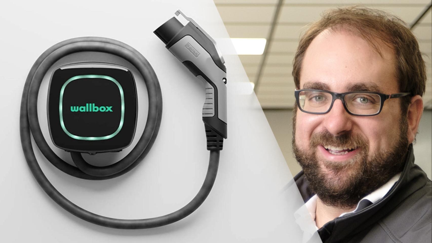 Enric Asunción, CEO de Wallbox junto a un cargador de la compañía.