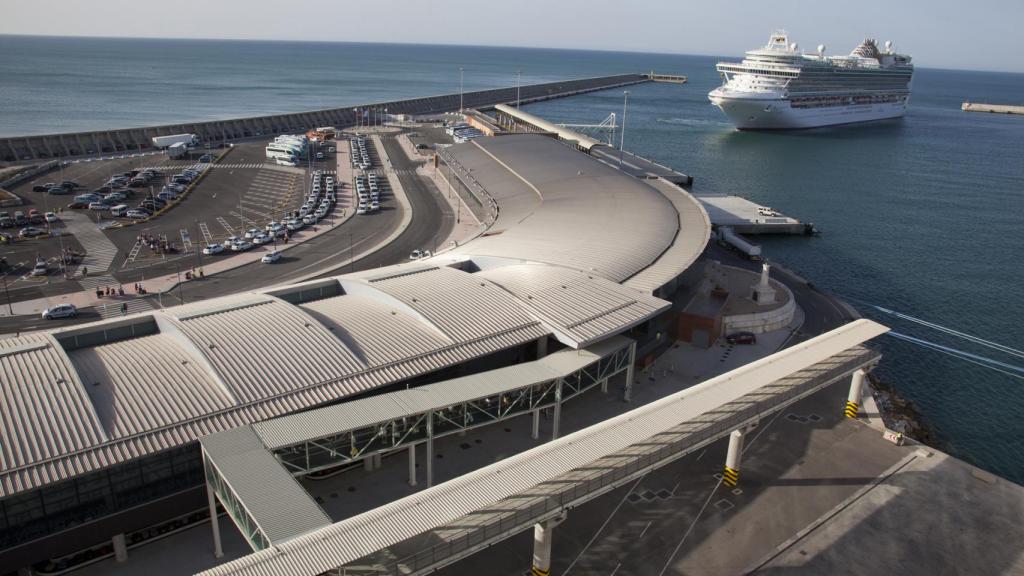 Imagen de un crucero aproximándose al dique de Levante del puerto de Málaga.