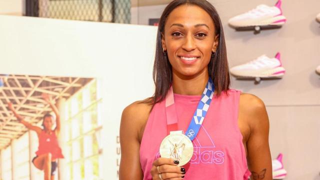 La atleta gallega Ana Peleteiro posa con su medalla de bronce.