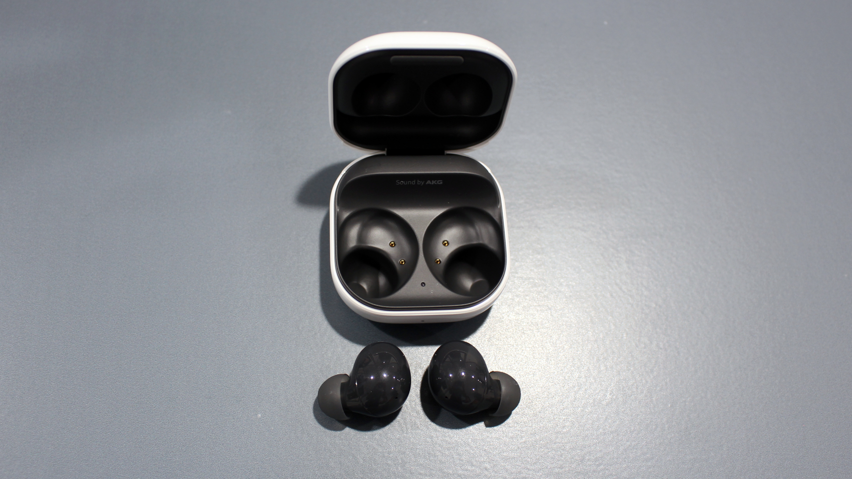 Samsung Galaxy Buds 2 con el estuche de carga
