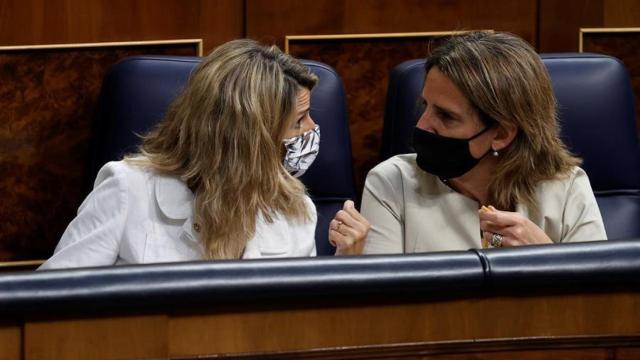Yolanda Díaz (UP) y Teresa Ribera (PSOE), conversando durante un pleno parlamentario.