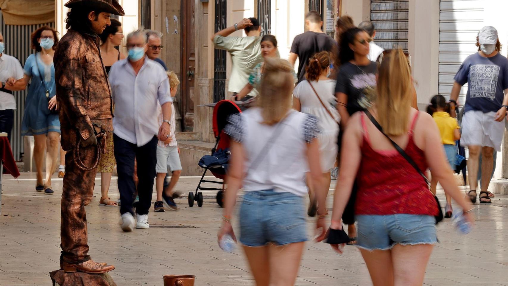 Transeúntes por la calle Miguelete, centro histórico de Valencia.