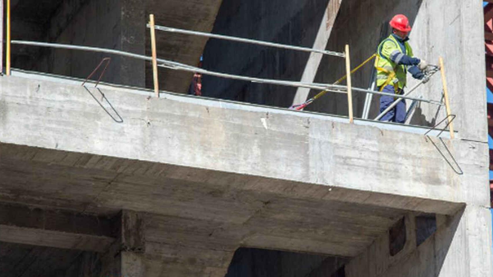 Dos trabajadores en una obra de la construcción
