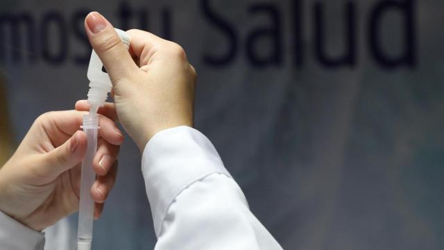 Un sanitario prepara un test de antígenos