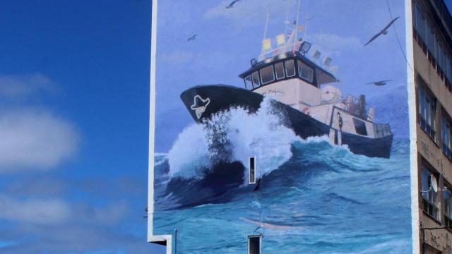 Imagen de parte del mural todavía con la caricatura de Castelao.