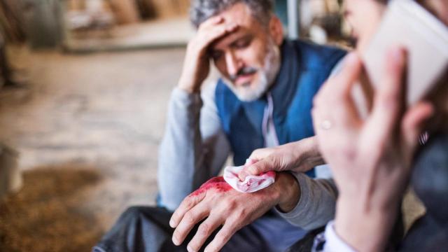 Un trabajador herido en una foto de archivo.