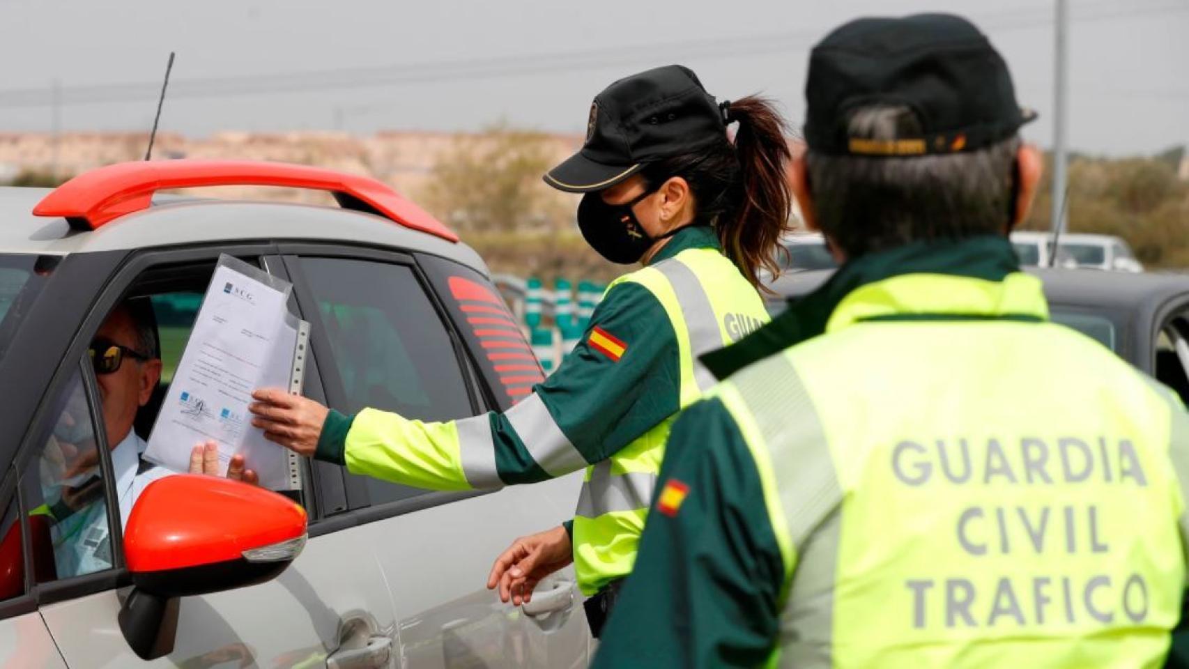 La Guardia civil multa a un conductor.