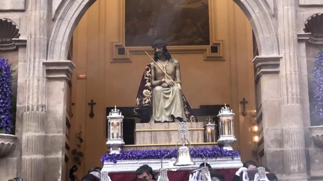 Salida del Cristo de los Estudiantes en el vía crucis de la Agrupación.