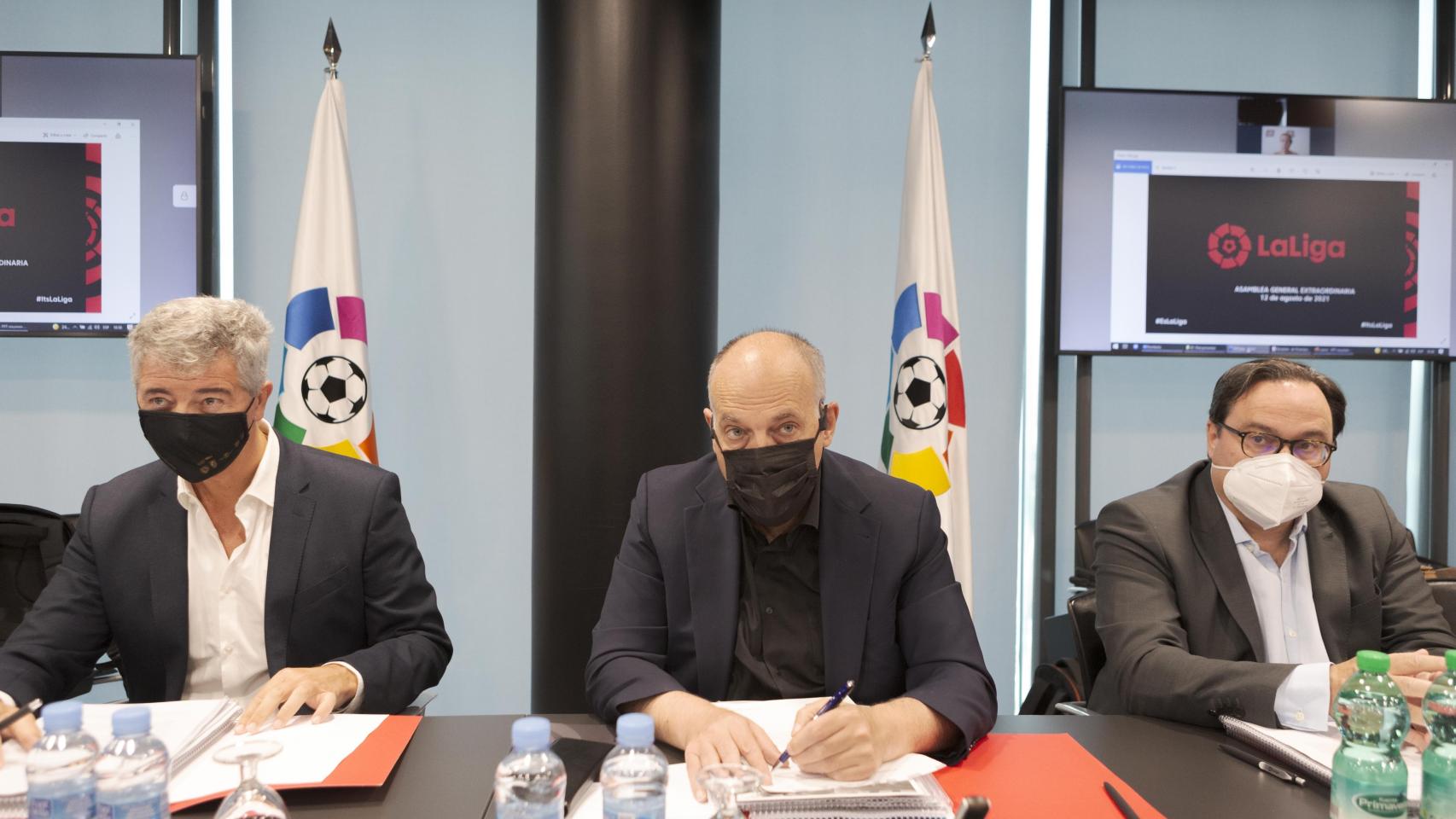 Javier Tebas, presidente de LaLiga, (centro) junto a Miguel Ángel Gil (izda), vicepresidente primero de LaLiga, durante la Asamblea Extraordinaria