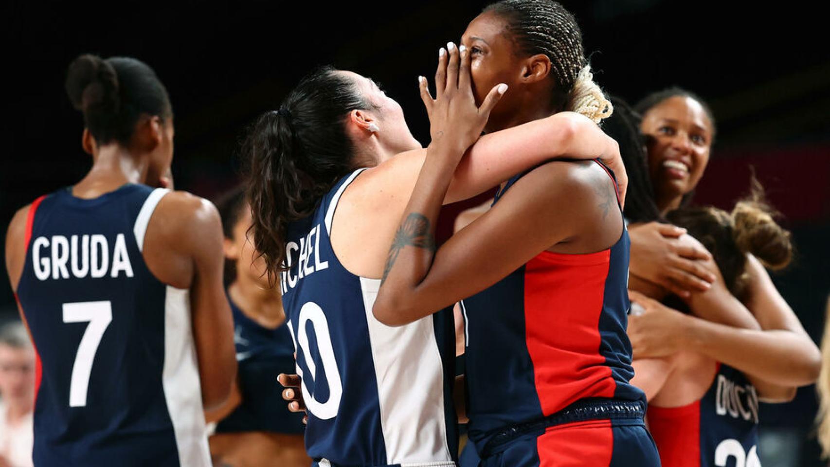 Valériane Ayayi celebra la medalla de bronce en los JJOO con Francia