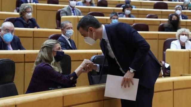 Pedro Sánchez y Yolanda Díaz, durante un pleno en el Senado.