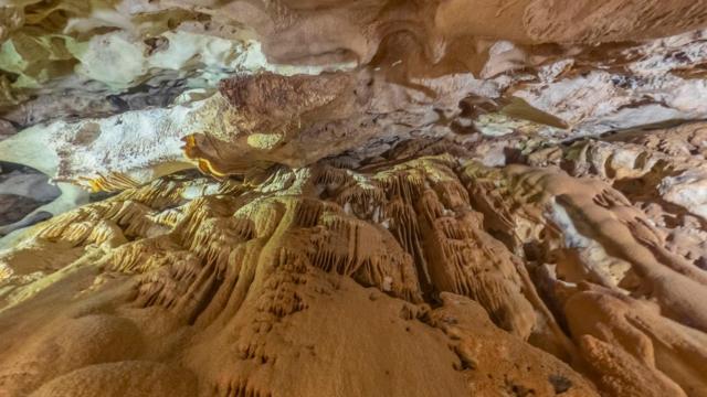 Estas son las imágenes difundidas en redes sociales animando a proteger la cueva de La Araña
