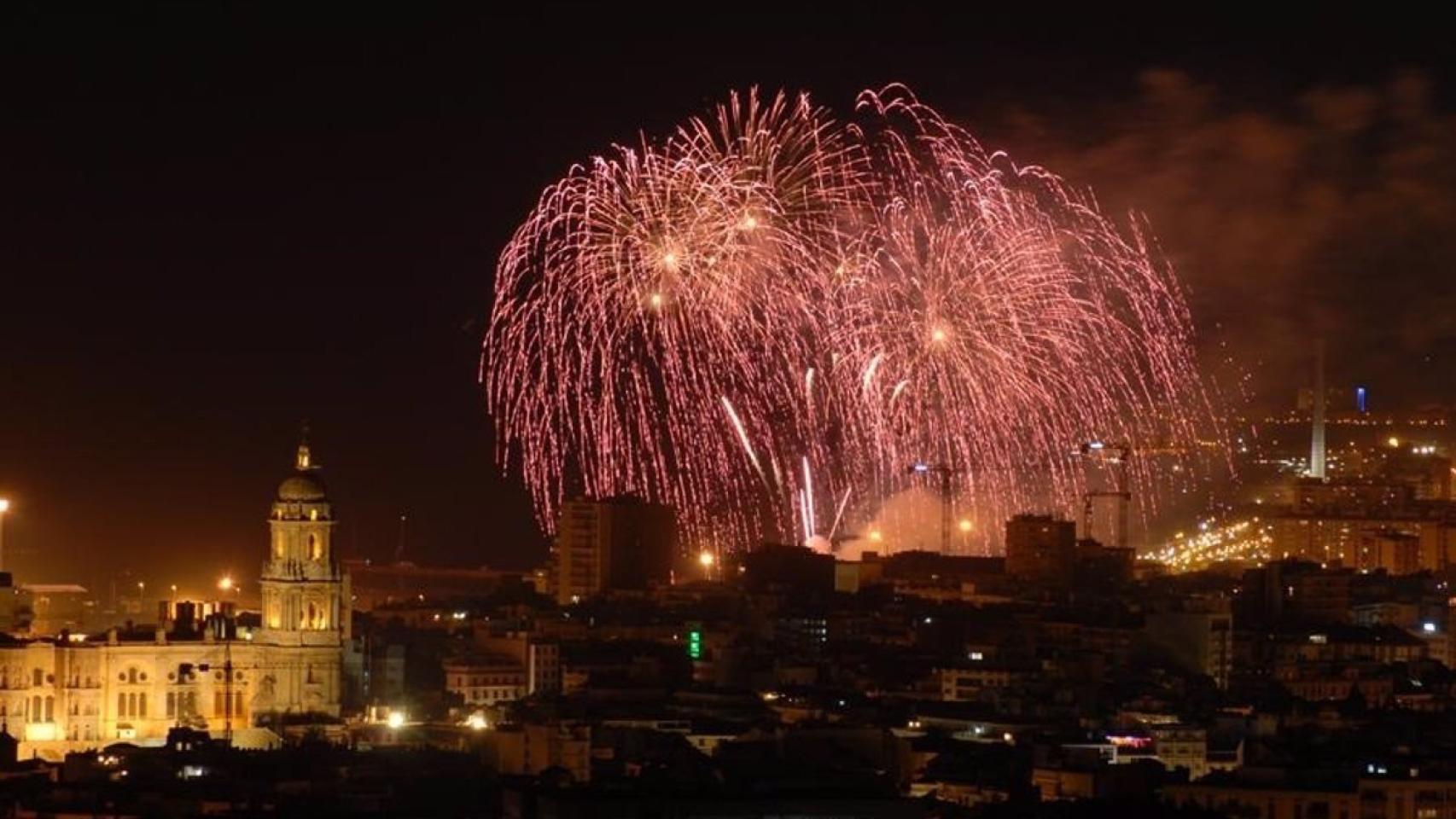 Una imagen de archivo de los fuegos artificiales en Málaga.