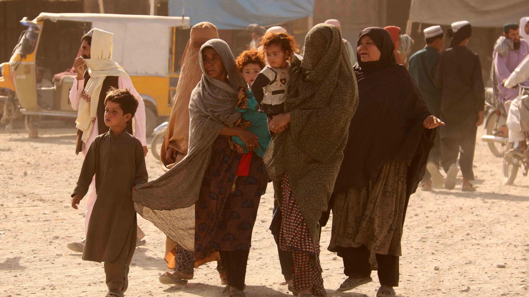 Afganos bloqueados en la frontera con Pakistán esperan su reapertura después de que fuera cerrada por los talibanes.