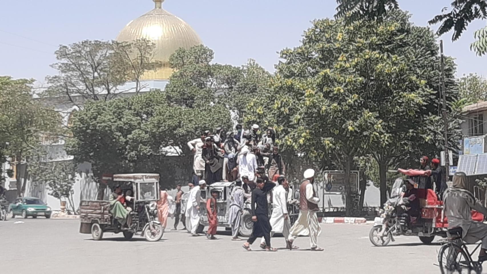 Militantes talibanes patrullan tras tomar el control de Ghazni, en Afganistán.
