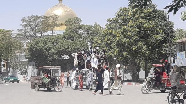 Militantes talibanes patrullan tras tomar el control de Ghazni, en Afganistán.