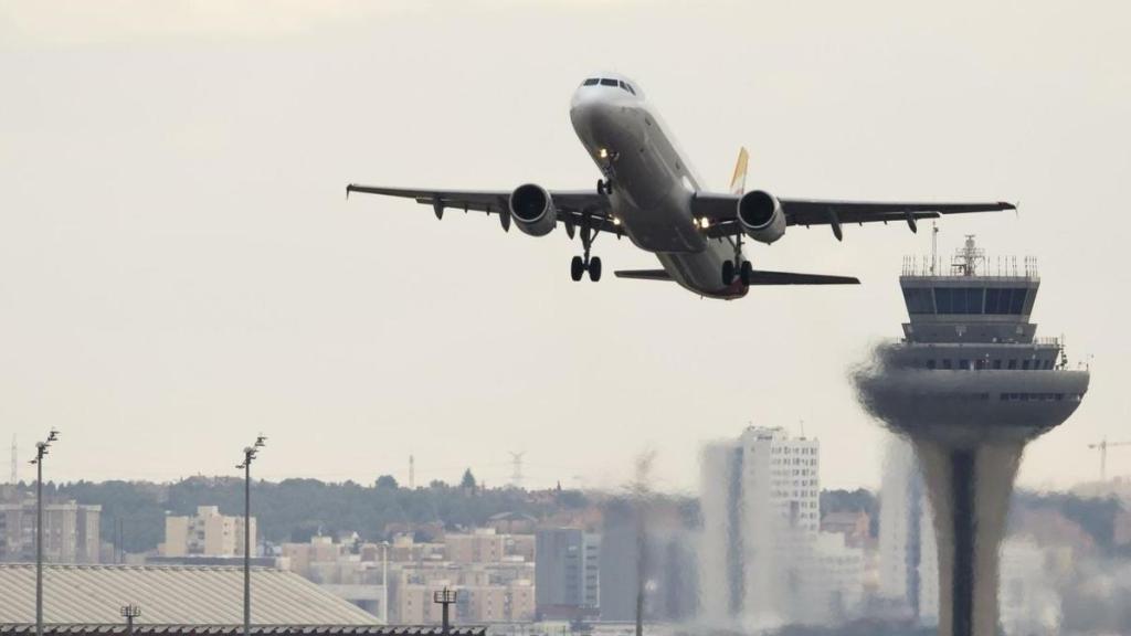 Un avión despega del aeropuerto Madrid-Barajas Adolfo Suárez.