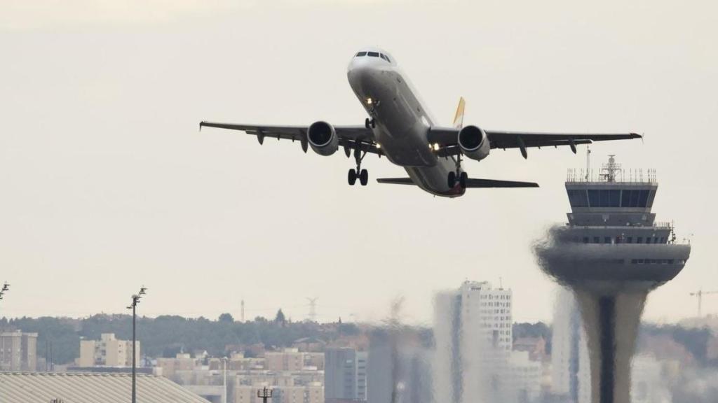 Un avión despega del aeropuerto Madrid-Barajas Adolfo Suárez.