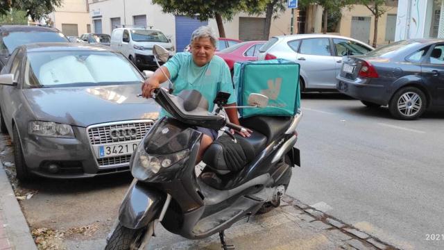 Sebas no podrá trabajar ni para Deliveroo ni para Uber Eats, sólo para Glovo.