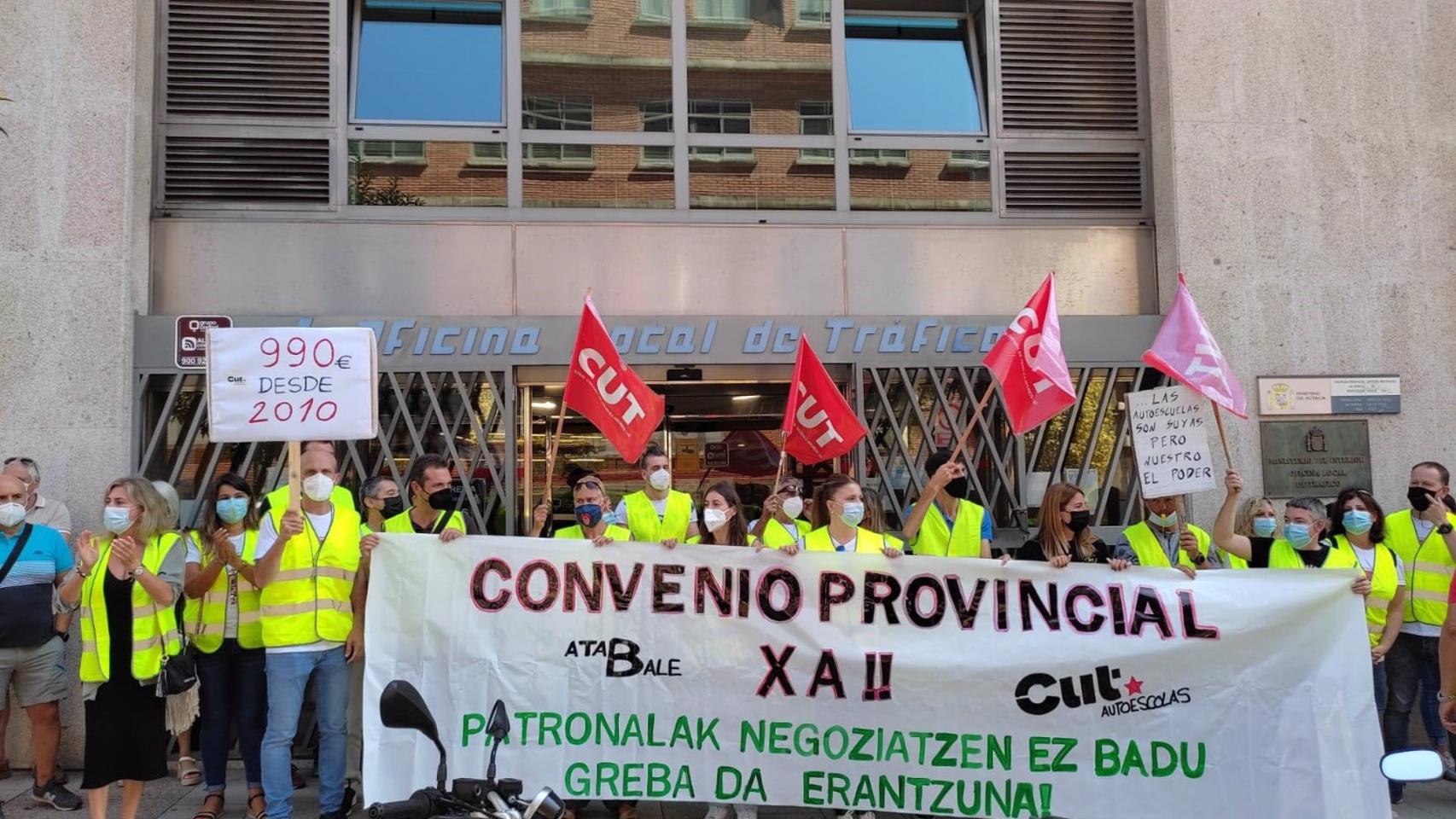 Trabajadores de autoescuelas de la provincia de Pontevedra, concentrados ante la sede de la DGT en Vigo.