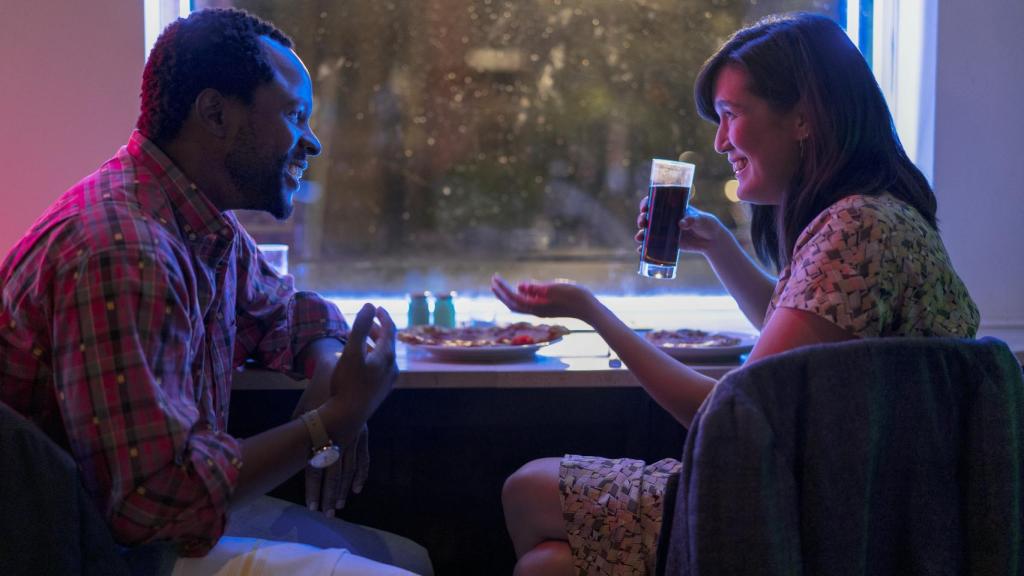 Zoë Chao y Gbenga Akinnagbe.